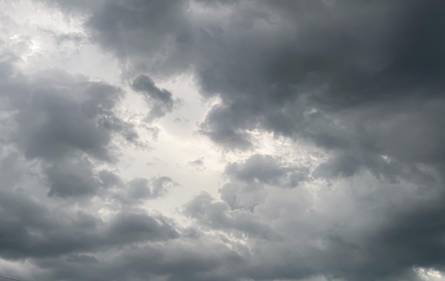 De gevormde regenwolken die een onweersbui veroorzaakten