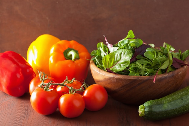 De gezonde courgette van de de tomatensalade van de groentenpeper op rustieke lijst