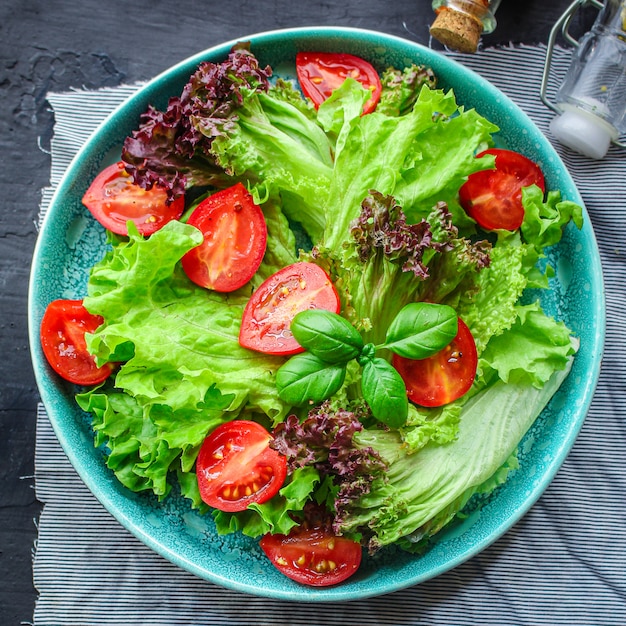 De gezonde plantaardige salade verlaat sla