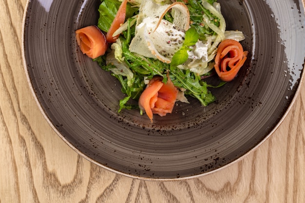 De gezonde salade van rode vissen met gemengde slabladeren