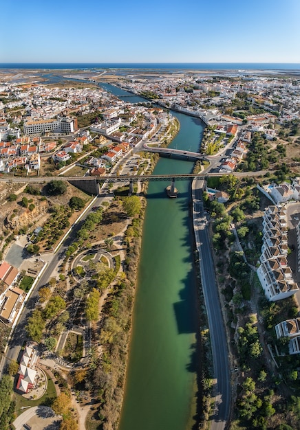 De Gilao-rivier en bruggen in de stad Tavira.