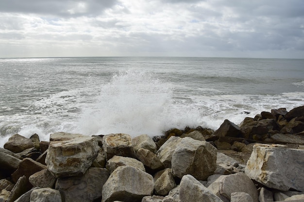 De golven breken op de rotsen aan de kust Mar del Plata Buenos Aires Argentina