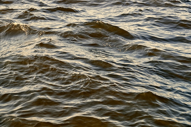 De golven op het meer sluiten omhoog