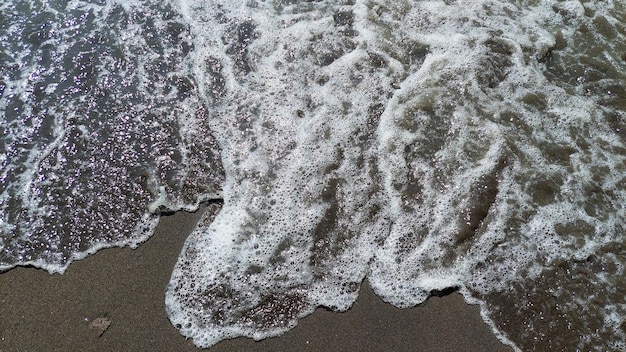 de golven op het strandzand