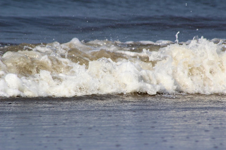 Foto de golven rennen naar de kust.