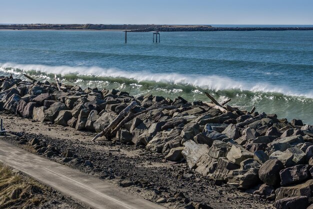 De golven rollen op de rotsbreker in Westport Washington.