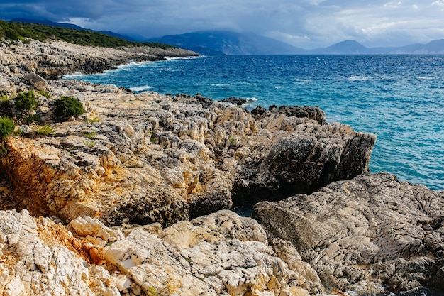 De golven van de zee op het kiezelstrand van kefalonia