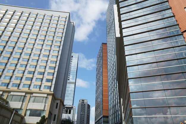 De gordijngevel van het wolkenkrabberglas, de moderne bureaubouw in Qingdao, China