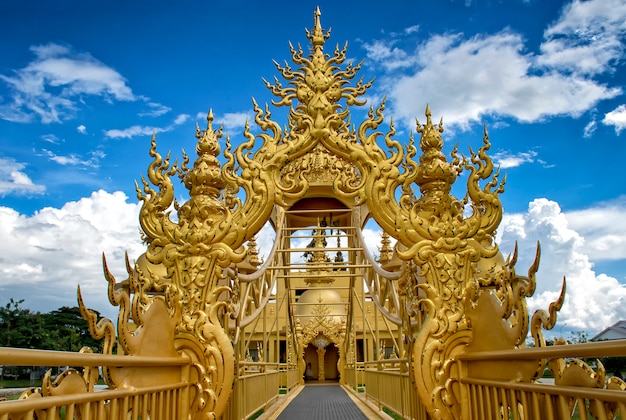 Foto de gouden architectuur in wat rong khun-tempel (witte tempel) in chiangrai, thailand