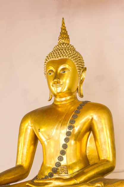 De Gouden Boeddha is prachtig dat boeddhisten aanbidden