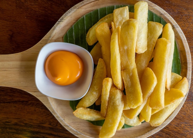 De gouden frietjes in de houten plaat