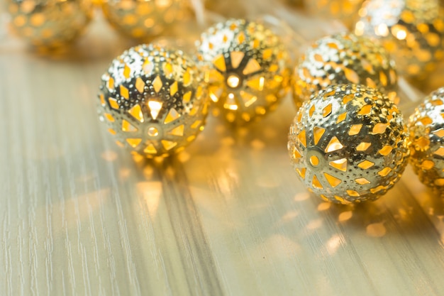 Foto de gouden kerstmisbal op witte houten lijstachtergrond.