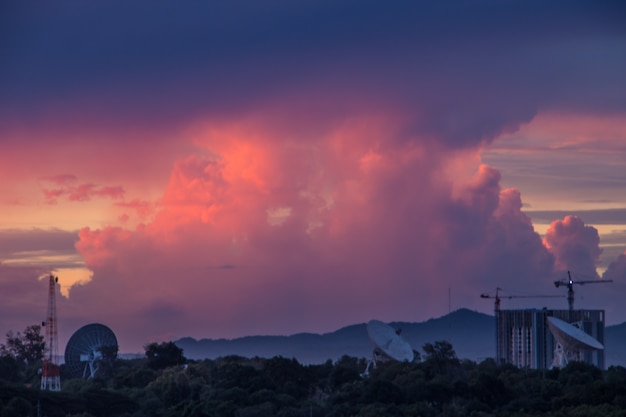 De gouden lucht met de gouden wolk