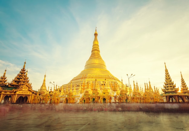 De gouden stupa van de Shwedagon Pagoda Yangon (Rangoon)