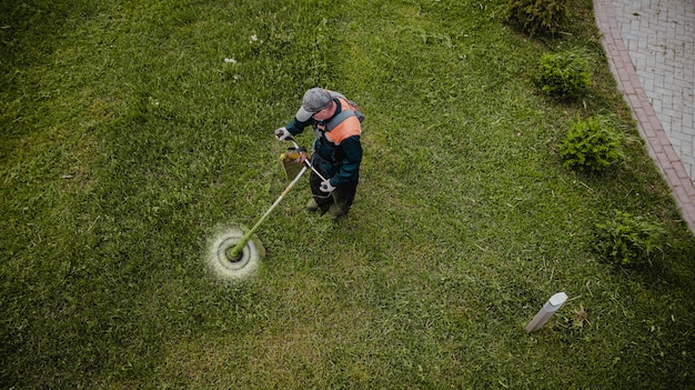 De grasmaaier maait het gazon vanaf de bovenkant