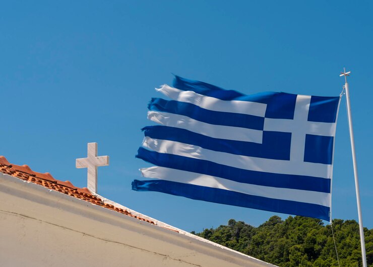 Foto de griekse vlag op het griekse eiland waar de film mama mia werd gefilmd.