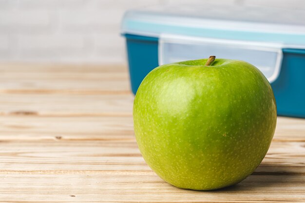 De groene appel op houten lijst, sluit omhoog