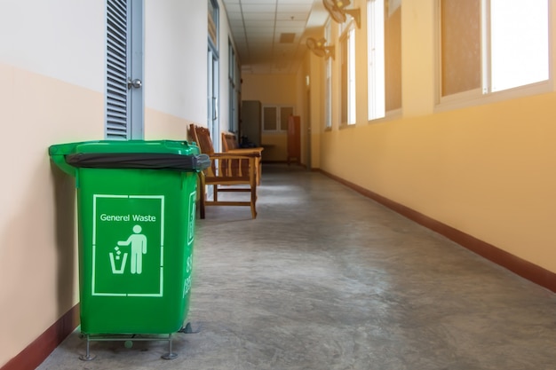 De groene bak voor recycle-materialen in het ziekenhuis voor een goede omgeving