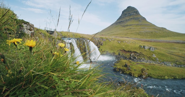 De groene bergtop en de herfst van kirkjufellsfoss zijn populaire attracties in de ochtend in Iceland Summertime