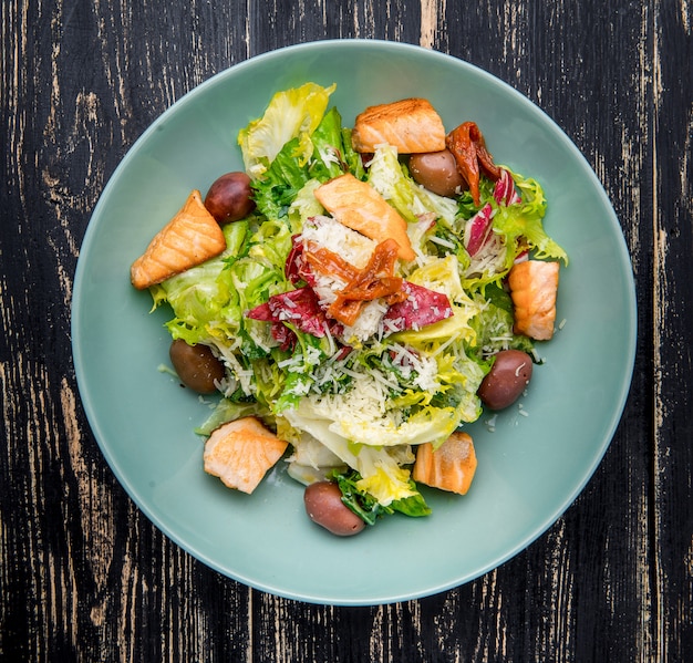 De groene en gezonde salade van de voedselzalm