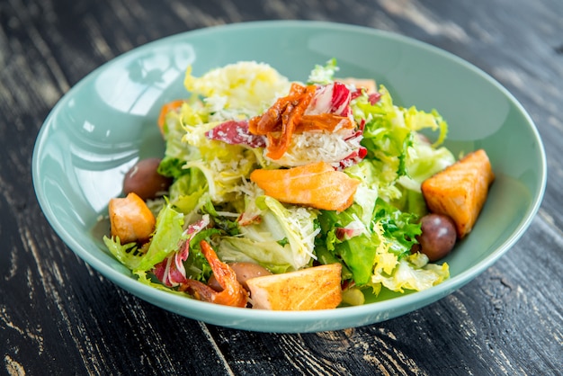 De groene en gezonde salade van de voedselzalm