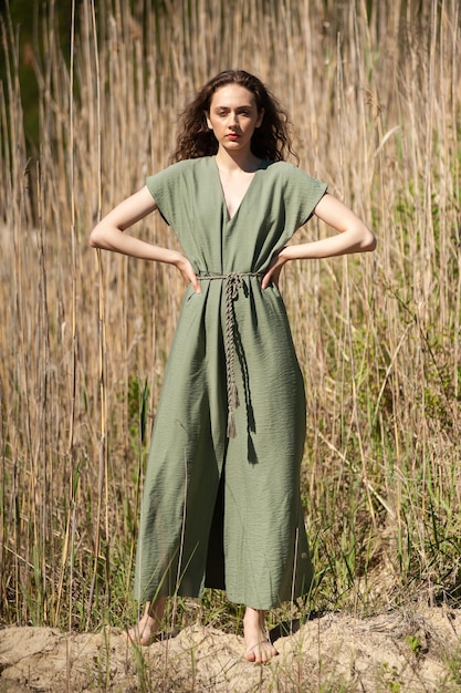 De groene jumpsuit met lange mouwen en zakken