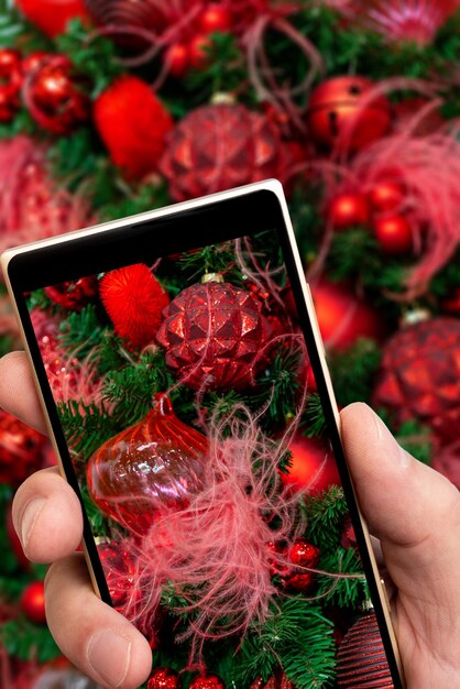 De groene kerstboom op het smartphonescherm.