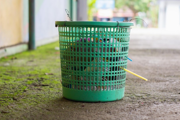 De groene prullenbak zit vol met afval Plastic rietjes