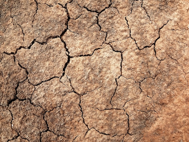 De grond heeft scheuren in het bovenaanzicht voor de achtergrond