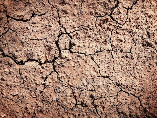 De grond heeft scheuren in het bovenaanzicht voor de achtergrond