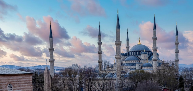 De grootste moskee in Istanbul Turkiye van Sultan Ahmed Ottomaanse Rijk Blauwe Moskee Sultanahmet Camii Sultan Ahmed Moskee in de oude stad Bosporus en Azië zij skyline Istanbul Turkije