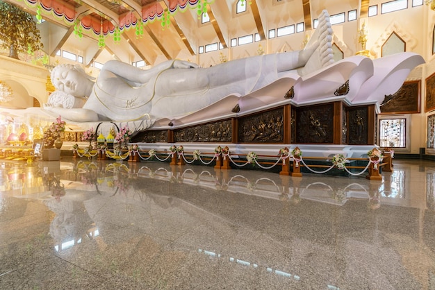 De grootste witte Italiaanse marmeren liggende Boeddha, Wat Pa Phu Kon-tempel, Udon Thani Thailand