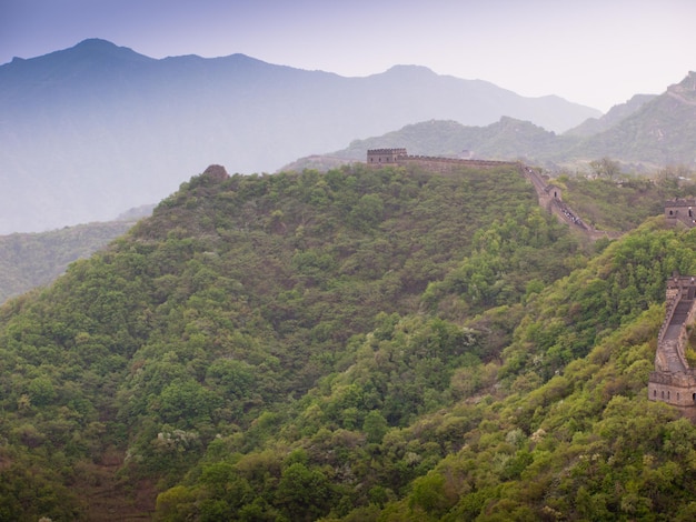 De Grote Muur van China op het Mutianyu-gedeelte in de buurt van Peking.