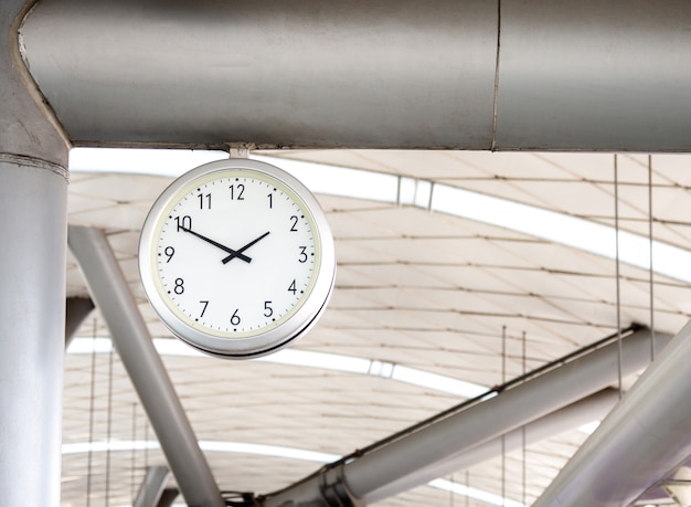 De grote muurklok in de metro voor passagier die de tijd op metroplatform bekijken.