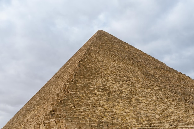 De grote piramide van Cheops op het plateau van Gizeh, Caïro, Egypte