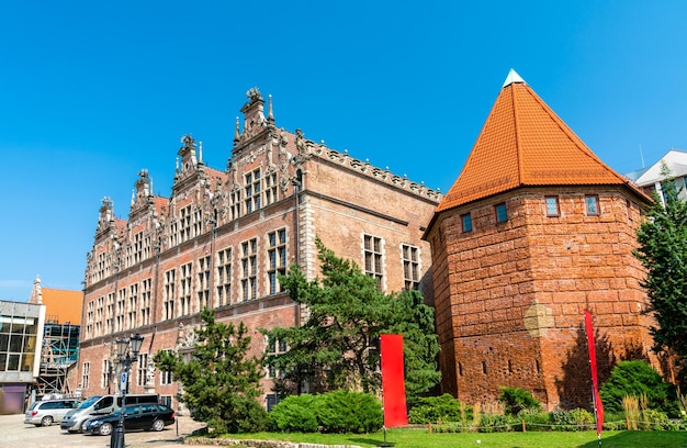 Foto de grote wapenkamer en de strotoren in de oude stad van gdansk, polen