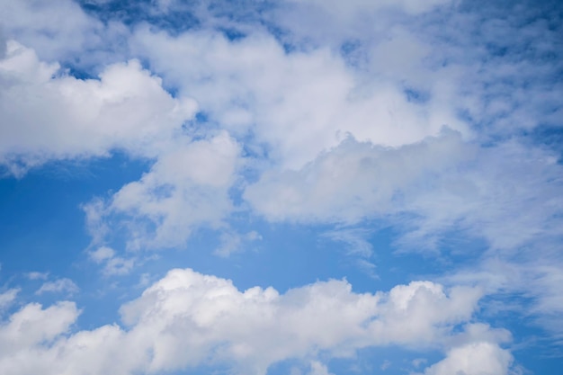 De grote witte wolken zweven in de lucht de wind waait weg laat de wolken bewegen de zon schijnt