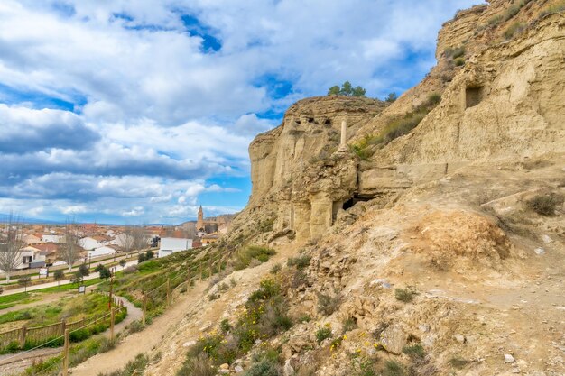 De grotten van Arguedas met uitzicht op een dorp in Navarra, Spanje