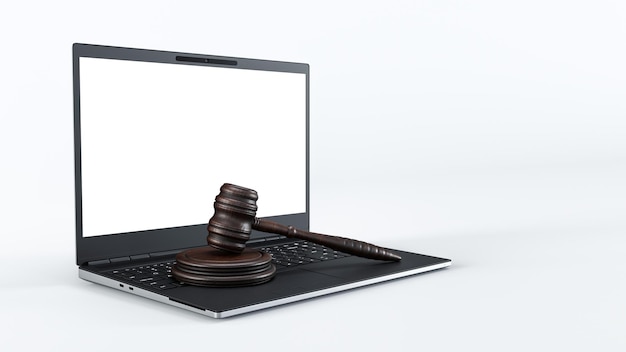 De hamer van de rechter op de laptop, de hamer van een rechter op het toetsenbord, juridisch concept.