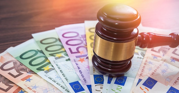 De hamer van de rechter op het papier van de EU Euro-bankbiljetten Corruptie en omkoping begrip Wet