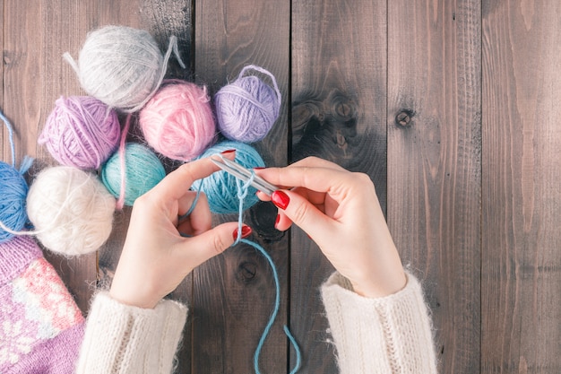 De hand breiende sjaal van de vrouw, handcraft.