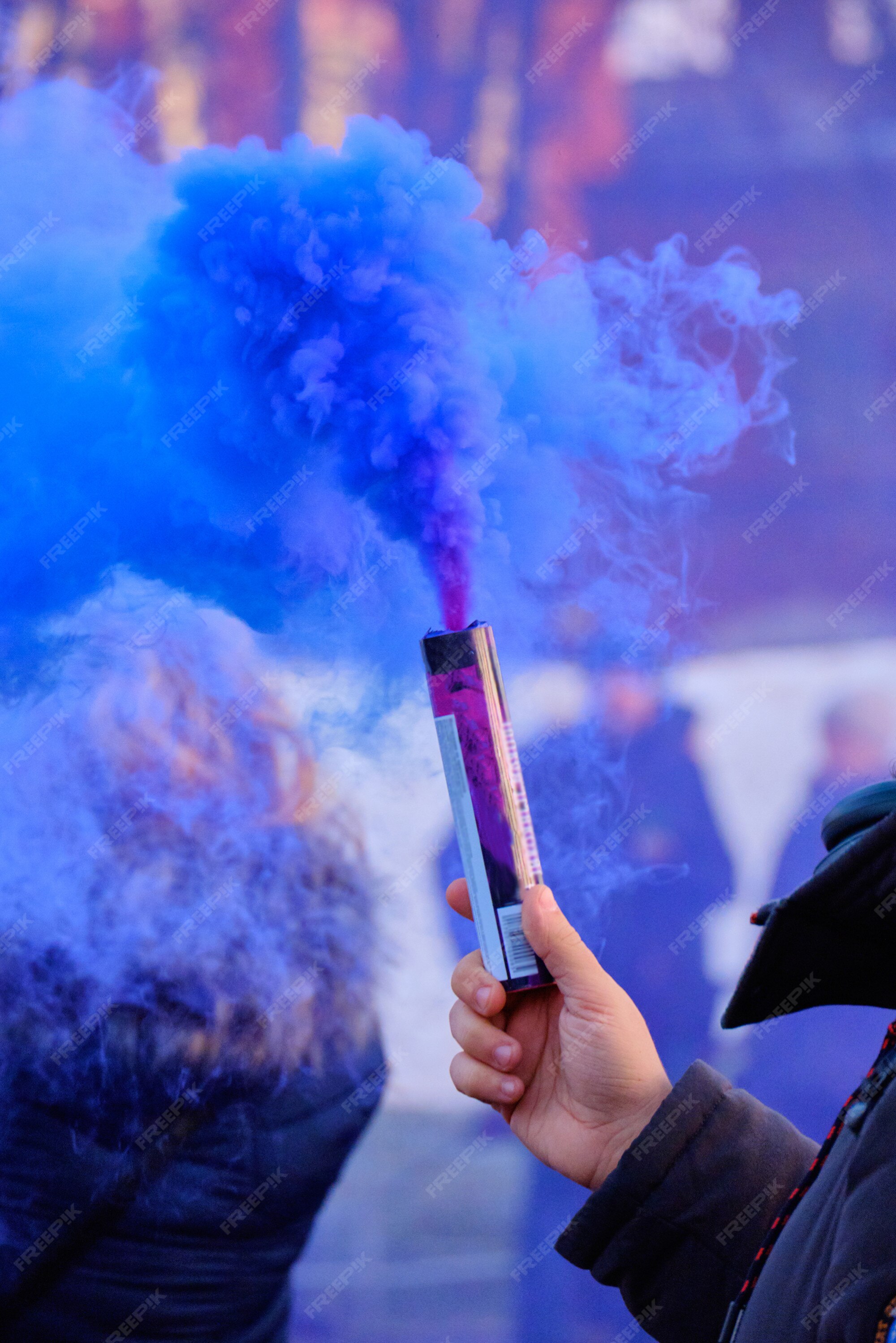 Bewonderenswaardig Verblinding Anoniem De hand houdt vuurwerk vast met een rook van de kleur blauw in een menigte  mensen | Premium Foto