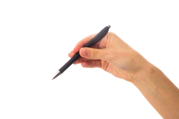 De hand van de jonge blanke vrouw met een zwarte pen op een witte achtergrond in de studio