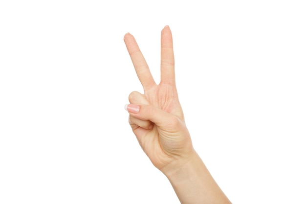 De hand van de vrouw toont nummer twee geïsoleerd op een witte achtergrond. Tellen van gebaren, opsomming, close-up, uitknippen, kopieerruimte