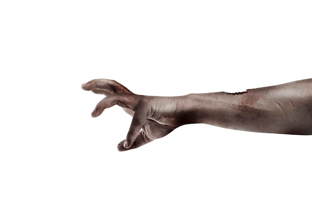 De hand van een enge zombie met bloed en wonden geïsoleerd op een witte achtergrond