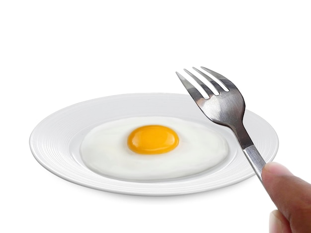 De hand van een man houdt een vork gebakken ei op de plaat een geïsoleerde witte achtergrond