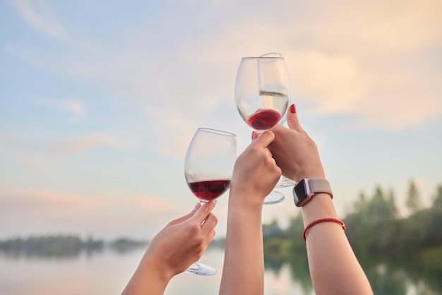 De hand van een vrouw houdt een glas champagne vast, een sprankelend drankje gegoten in een transparant glas ab