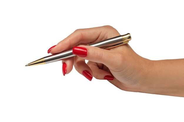 De hand van een vrouw met een rode manicure met een metalen schrijfpen geïsoleerd op een witte achtergrond