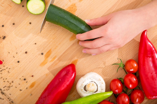 De hand van een vrouw met groenten