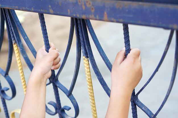 Foto de hand van het kind raakte de deur van het huis aan omdat hij er niet uit kon